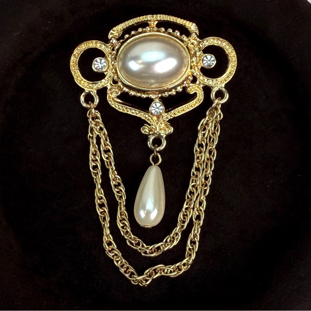 Vintage Goldtone, chain faux pearl, brooch pin